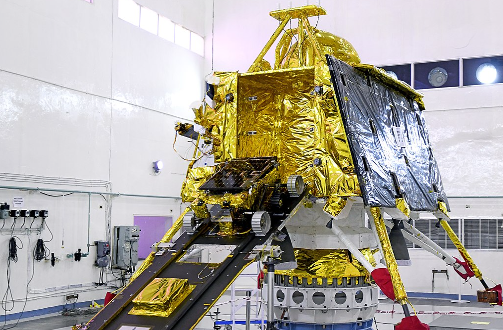 Посадочный модуль "Викрам" с луноходом на борту готовят к полёту