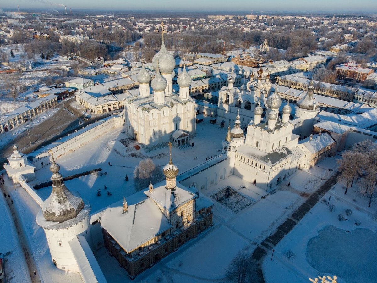 Один из интереснейших городов Золотого кольца - Ростов Великий. Вот и до него мы добрались! В городах с такой богатой историей всегда есть на что посмотреть.