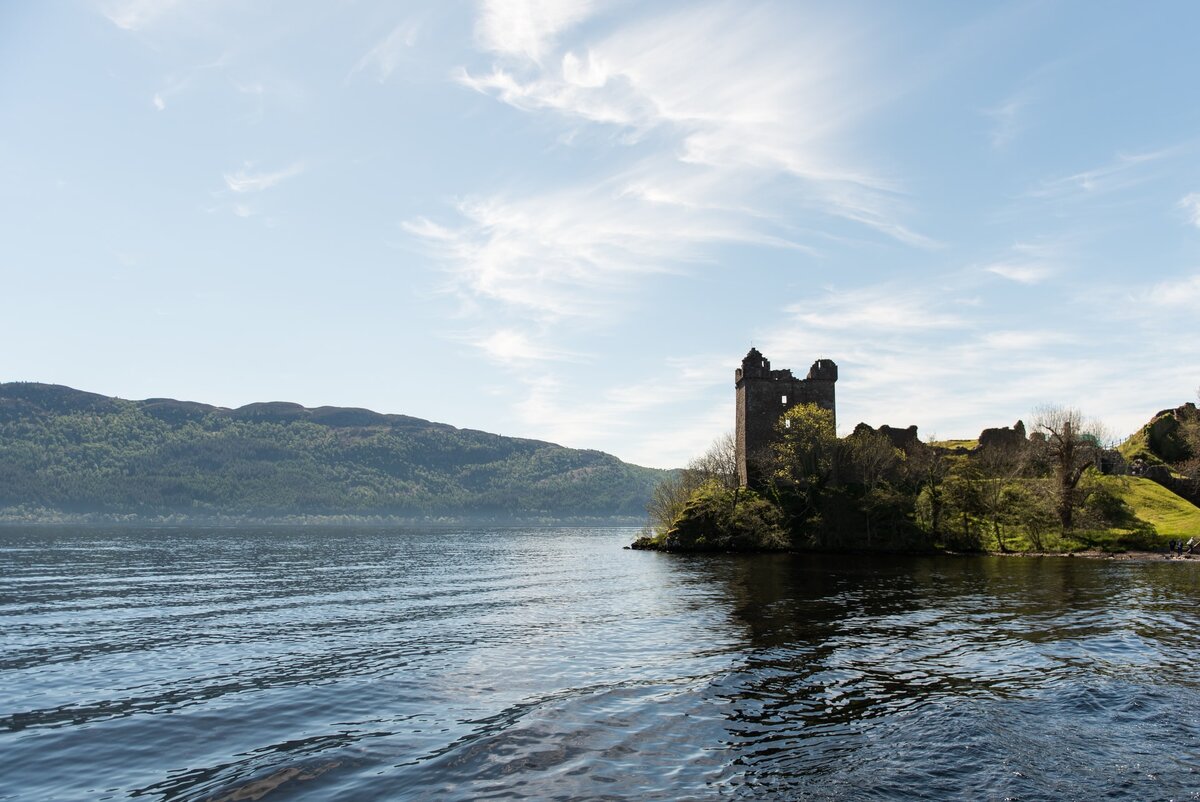 Loch Ness is a large freshwater loch in the Scottish Highlands extending for approximately 37 kilometres. - Лох-Несс - это большое пресноводное озеро в Шотландском нагорье, протянувшееся примерно на 37 километров.