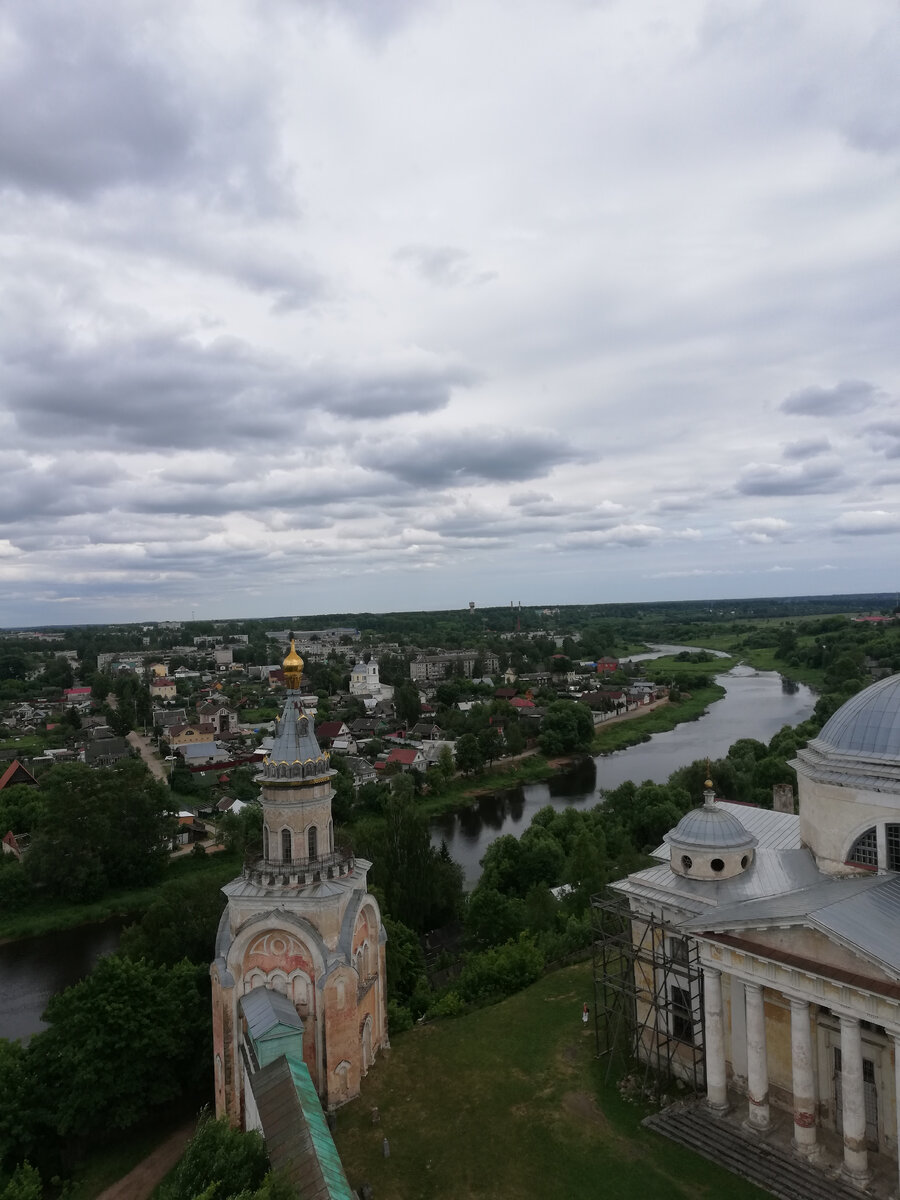 Вид с колокольни Спасской церкви Борисоглебского монастыря