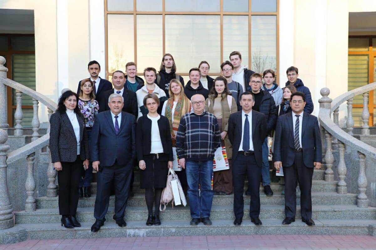 Состав экспедиции в Филиале МГУ в г. Ташкенте. Автор фото Михаил Кулаков