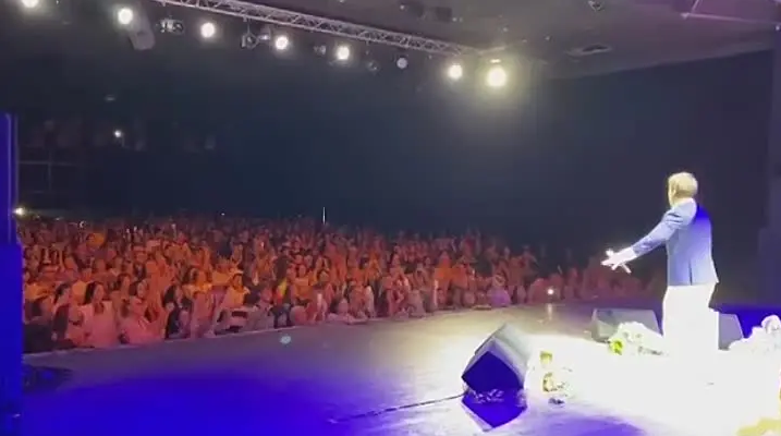 Скриншот видео из открытых источников с концерта Галкина