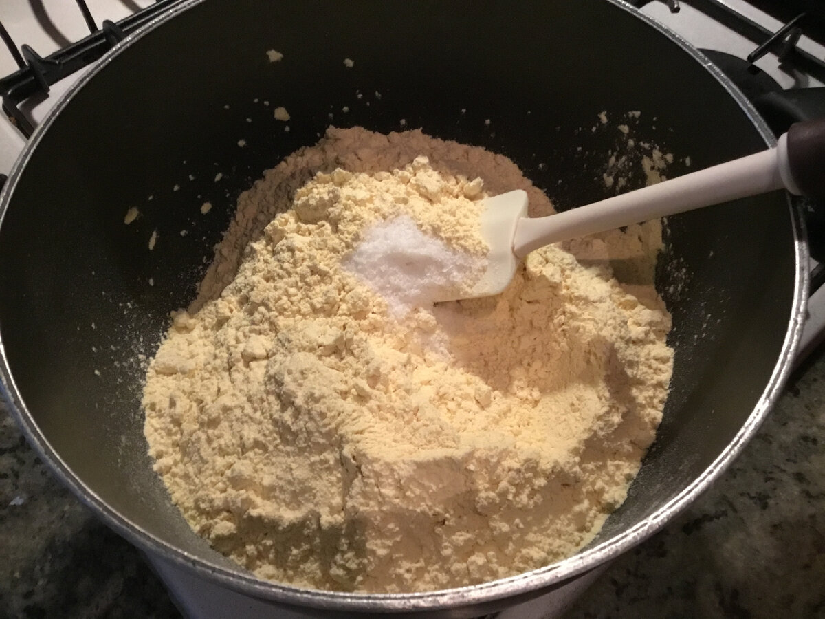 К муке добавляем соль и понемногу вливаем воду и хорошенько мешаем, чтобы не образовывались комки. 