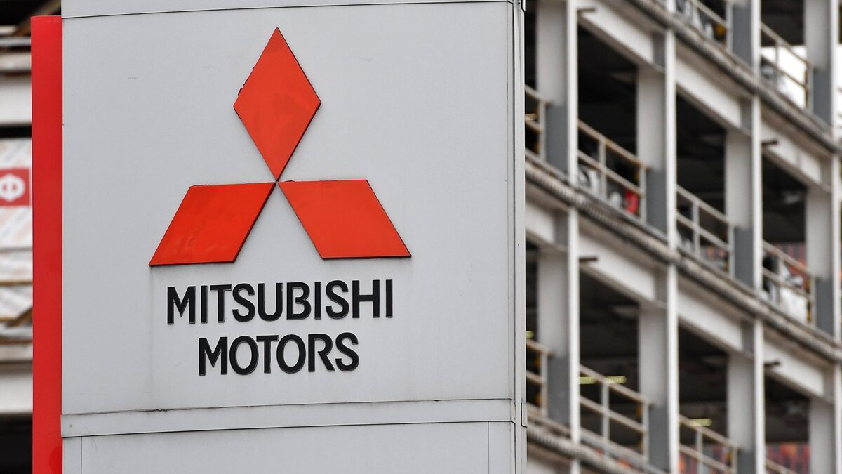    Логотип японской автомобилестроительной компании Mitsubishi в автосалоне в Москве© РИА Новости . Михаил Воскресенский