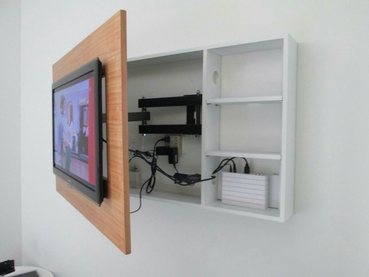 Incluso un interior bien diseñado pierde su encanto cuando nuestra mirada se posa en la maraña de cables debajo de la mesa o en los cables que suben por las paredes o cuelgan de la parte posterior del televisor.-7