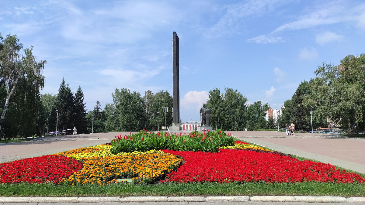 Клумба и обелиск на площади Победы в Барнауле: масштаб и красота. Фото: Кирилл Полиенко/Polienko: путешествуем вдвоём