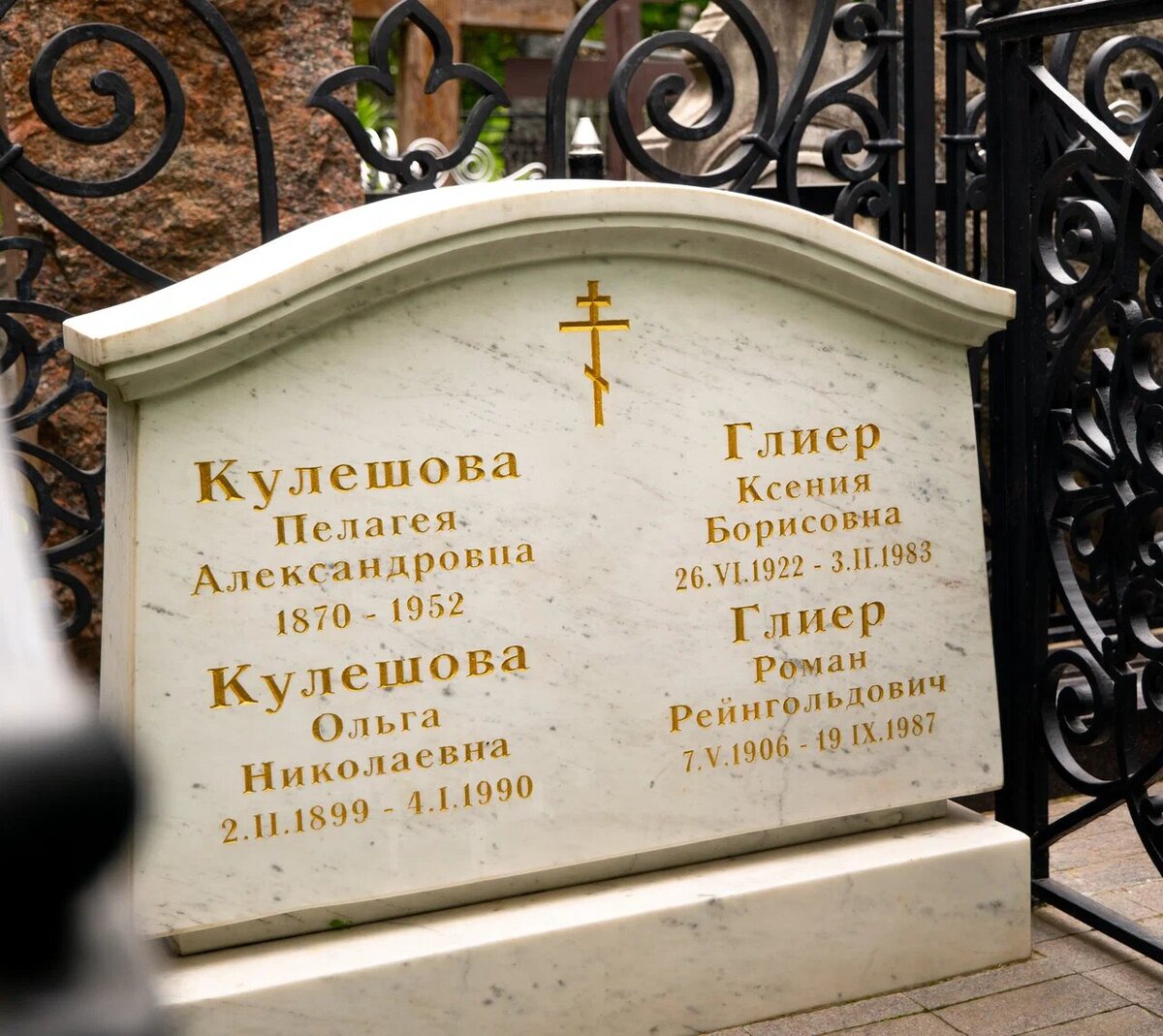 Если вы потеряли родственника, проживавшего в Москве, вас может интересовать вопрос приобретения места на одном из столичных кладбищ.-4