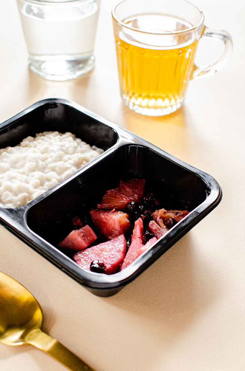 Идеальный завтрак: геркулесовая каша с фруктами и зеленый чай