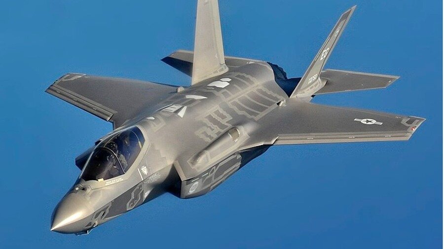     Истребитель F-35B, ценой в порядка 100 млн долларов, пропал с радаров у побережья Южной Каролины. Пилот успел катапультировался. Место нахождения рухнувшего борта до сих пор не установлено — его разыскивают специалисты, призывая подключиться к операции и местных жителей.
