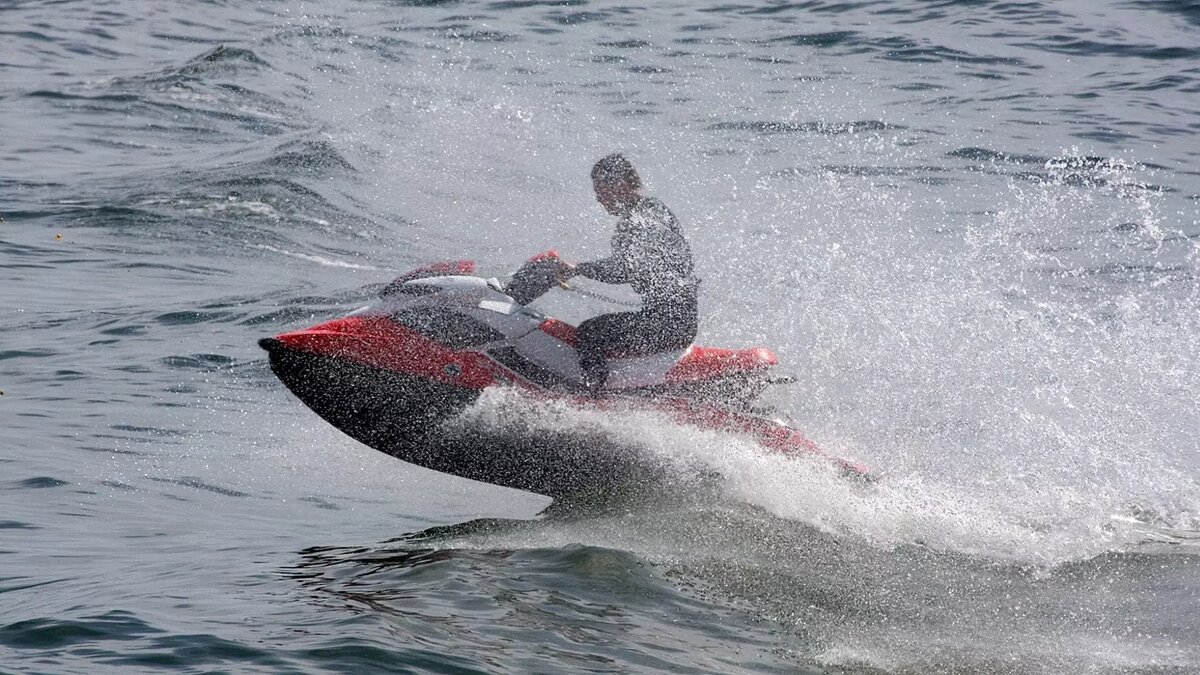     Житель Ростовской области катался на гидроцикле и спровоцировал смертельную аварию, сообщает управление на транспорте МВД РФ по СКФО.