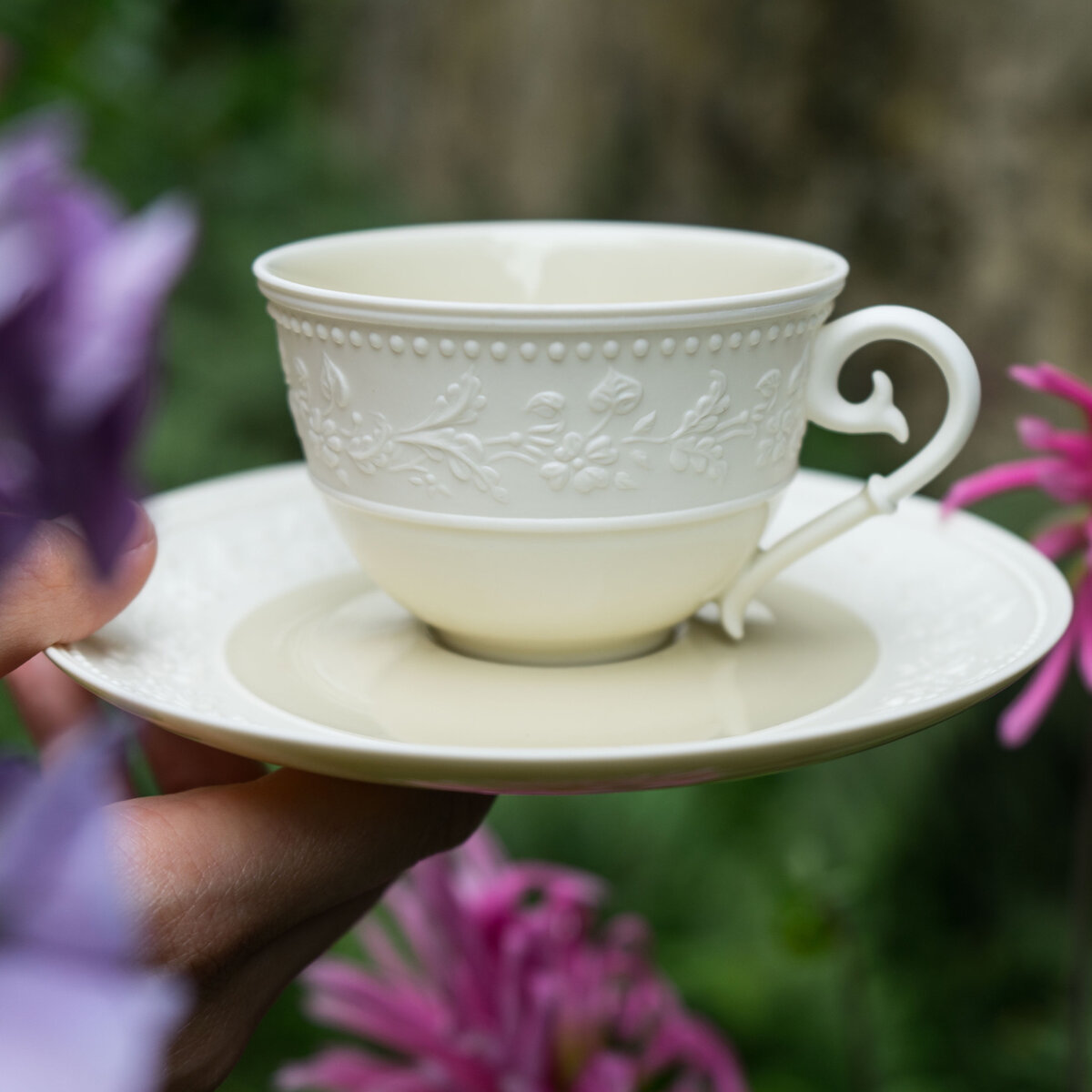 Матовый рельеф на предметах не покрывают глазурью, чтобы подчеркнуть естественную красоту лиможского фарфора 