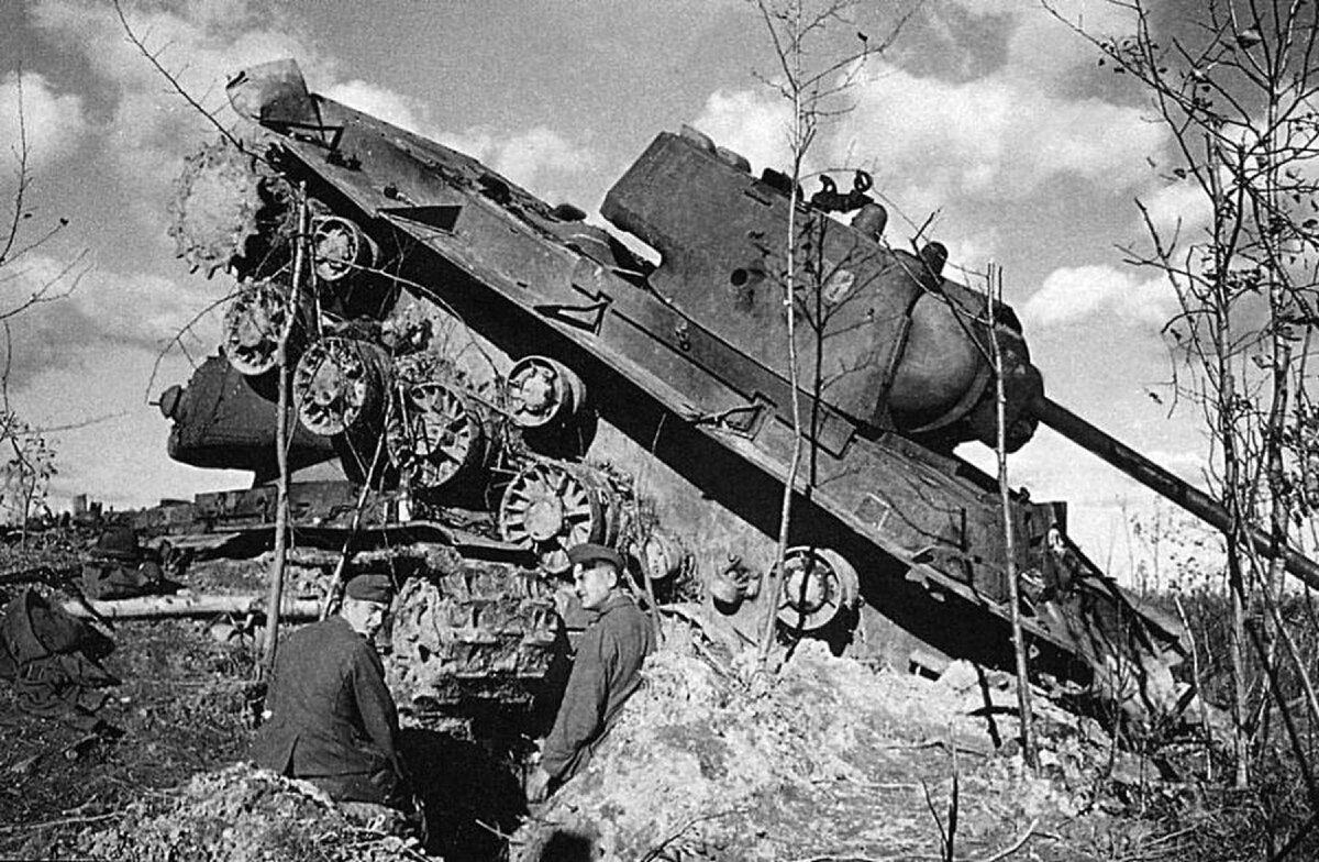 Подбитый советский танк КВ летом 1942 года.