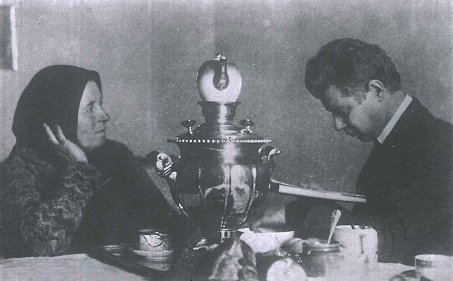 Есенин с матерью. Москва, март 1925 года. Фото: © Фундаментальная электронная библиотека
