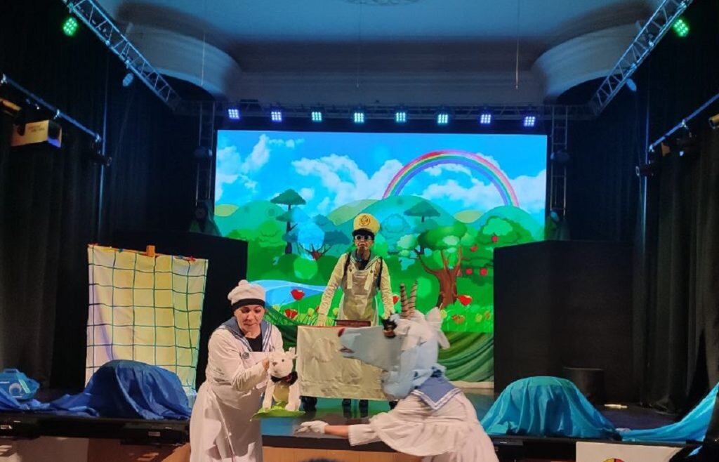 Умка и Коза📷     «Кара-Кара-Каракум» от мамы Козы и «Yesterday» от полярной совушки: в волжском театре кукол показали капустник
