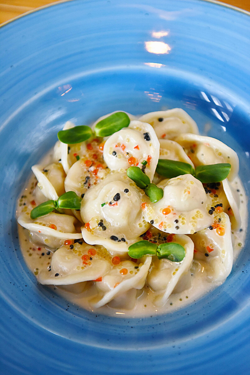 Пельмени с осетриной и икорным соусом. #СибирьСибирь.