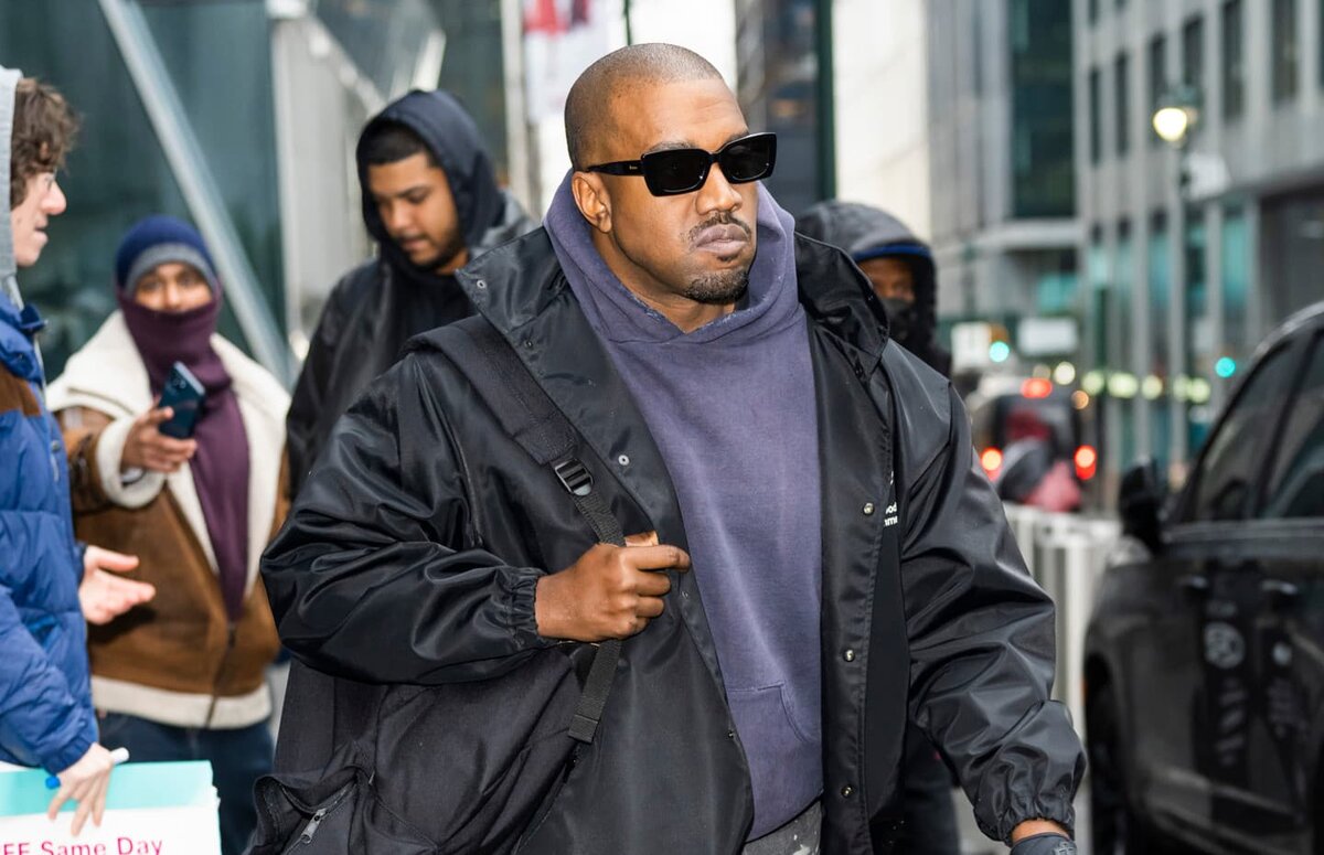 Kanye west — «new body». Канье уэст образы 2022. Канье уэст концерт. Kanye west talking. Канье уэст донда.