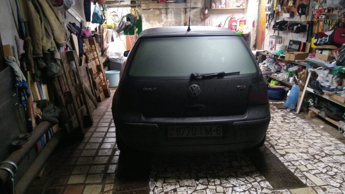 Заехал гольф на проверку течи сняли пластиковую защиту а там всё нормально.