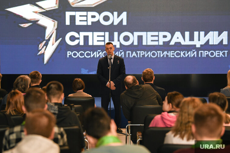    На открытии выставки присутствовал проректор УрГЭУ по воспитательной работе Сергей Воронин, который выступил перед школьниками и юнармейцами со вступительным словом Владимир Жабриков © URA.RU