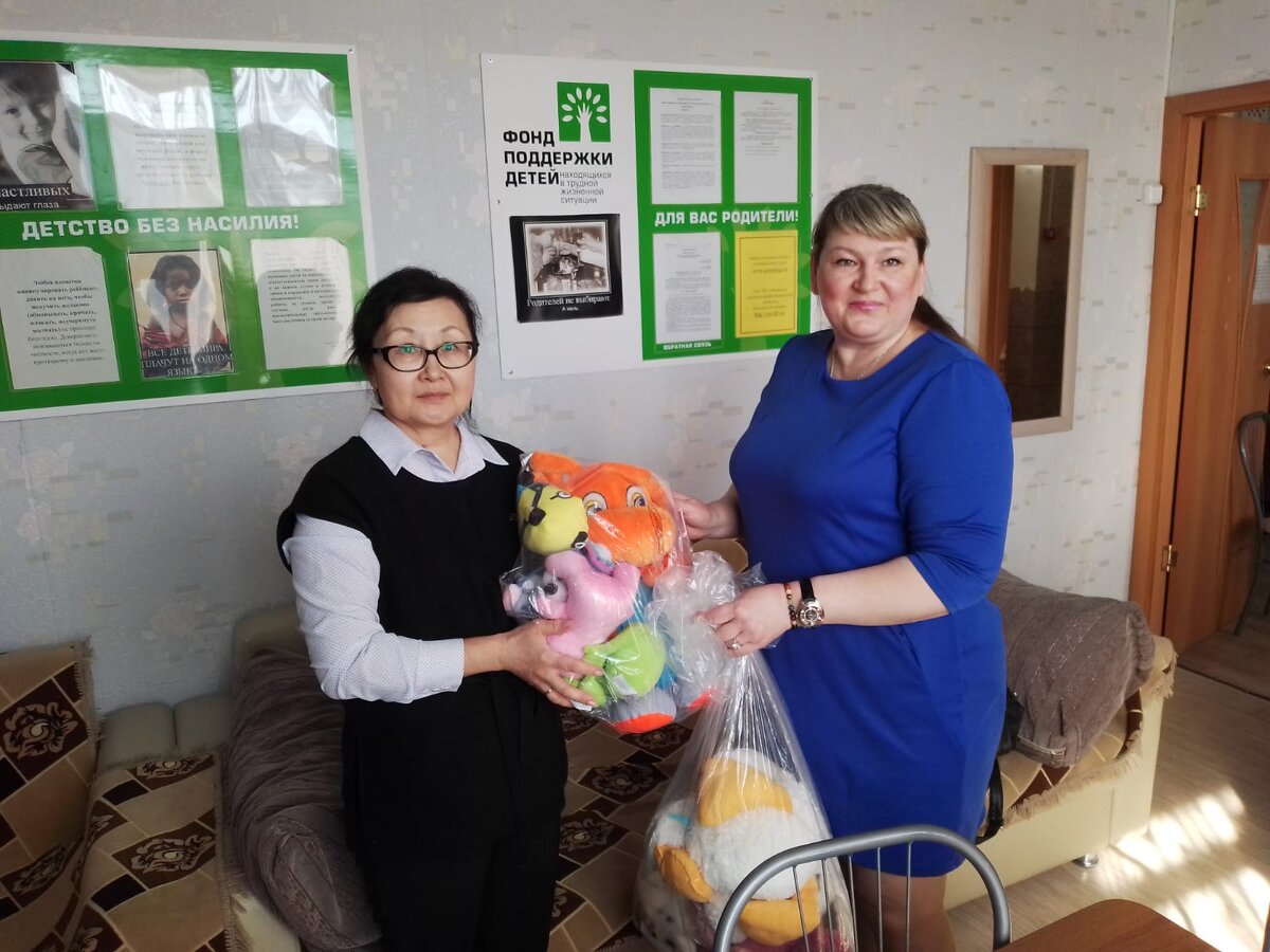 Курганское реготделение передал для маленьких посетителей центра мягкие игрушки и сладости 