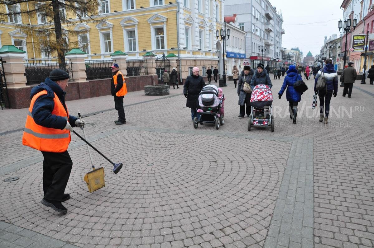    По мнению губернатора, сейчас коммунальщики приводят улицы в порядок гораздо лучше, чем пару лет назад Анастасия Красушкина
