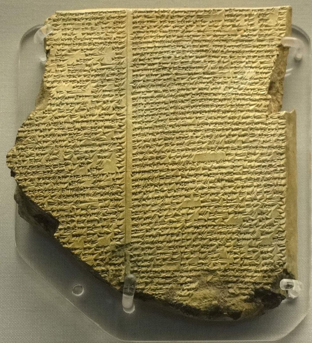 Глиняная табличка с фрагментом Эпоса о Гильгамеше/ © commons.wikimedia.org