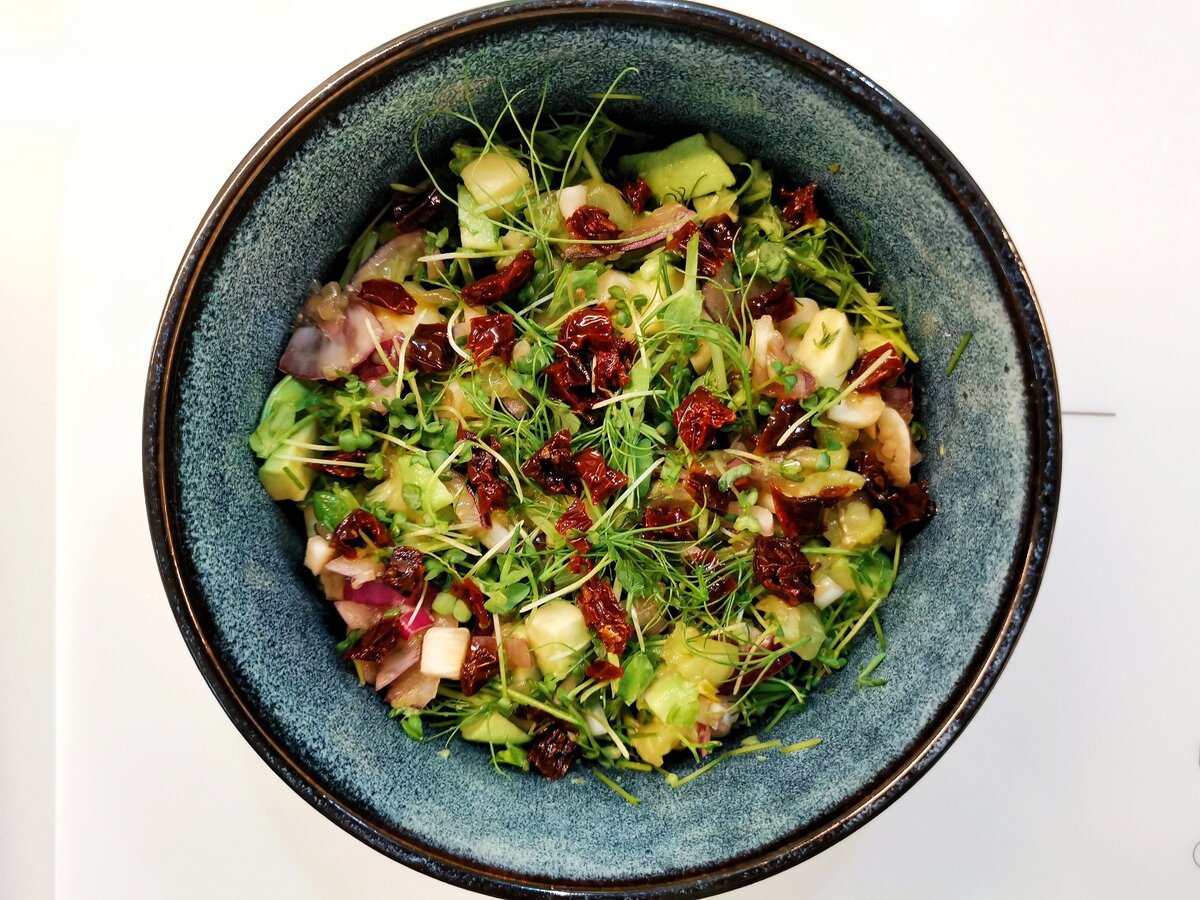    Овощной салат с микрозеленью