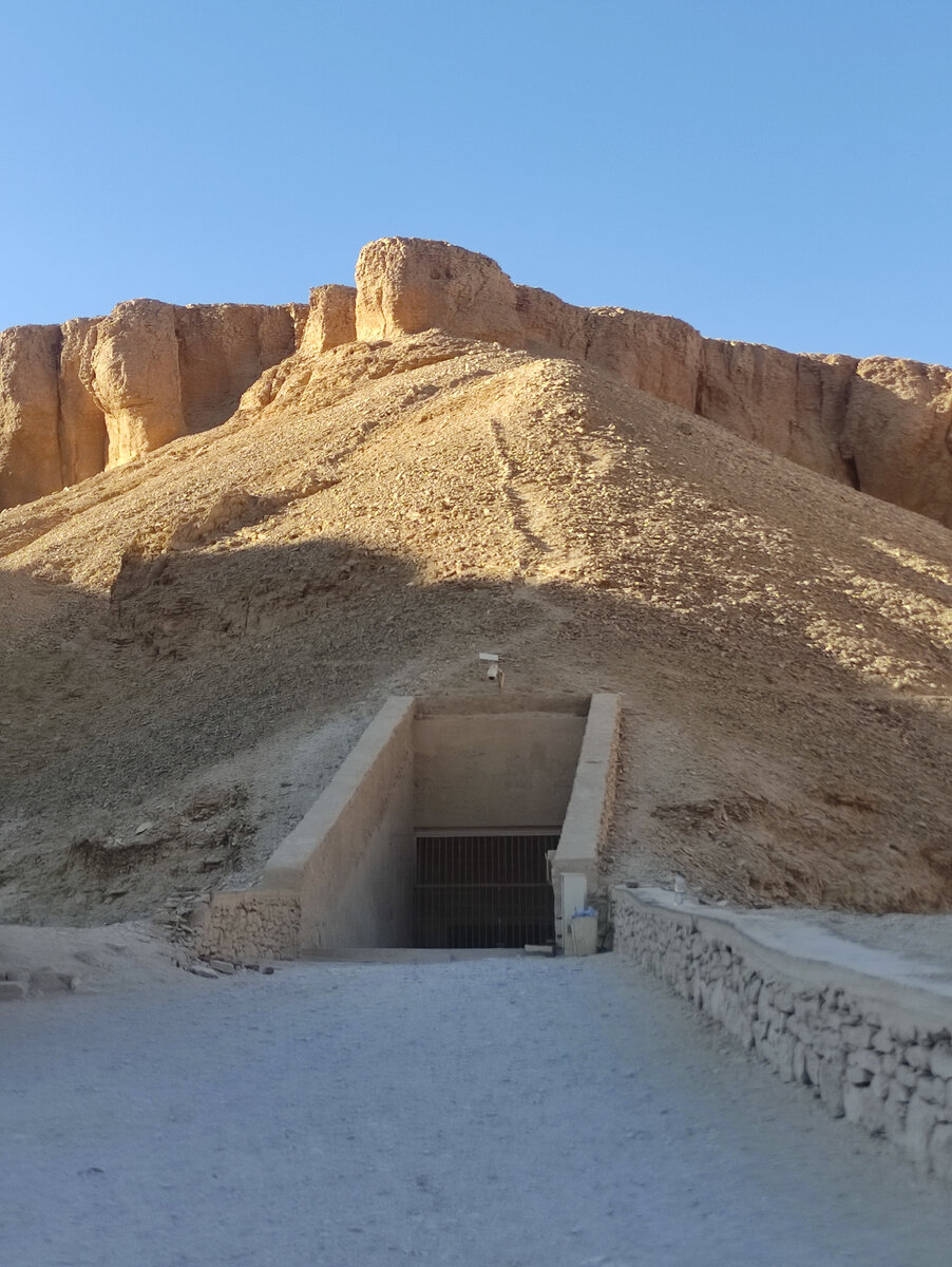 Так выглядит вход в одну из гробниц в Долине Царей