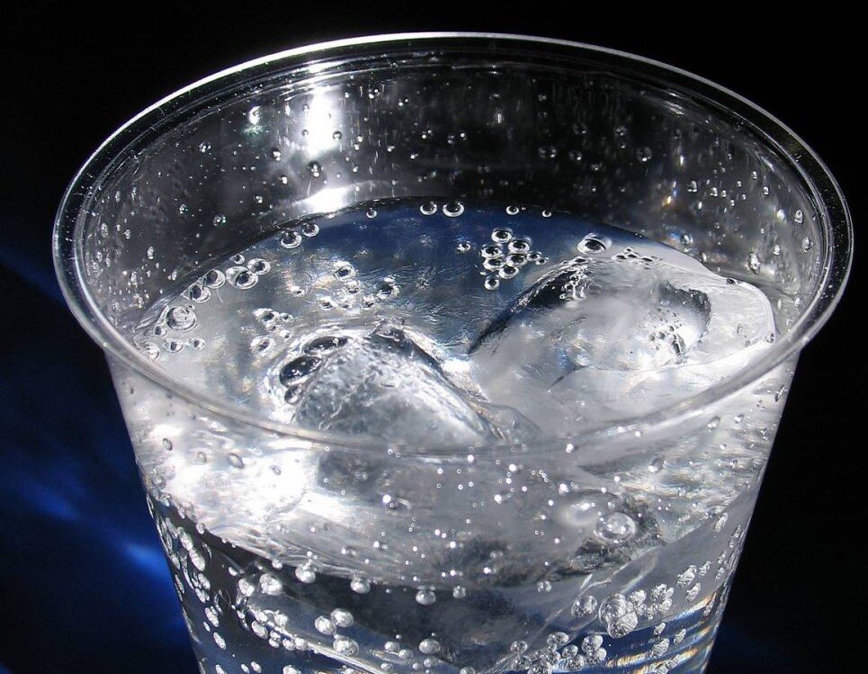 Об обязательном стакане воды. Лед бросают в стакан красивые фото. Нельзя пить холодную воду