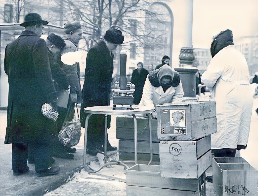 Продажа бразильских апельсинов на улицах Москвы, 1962 г.