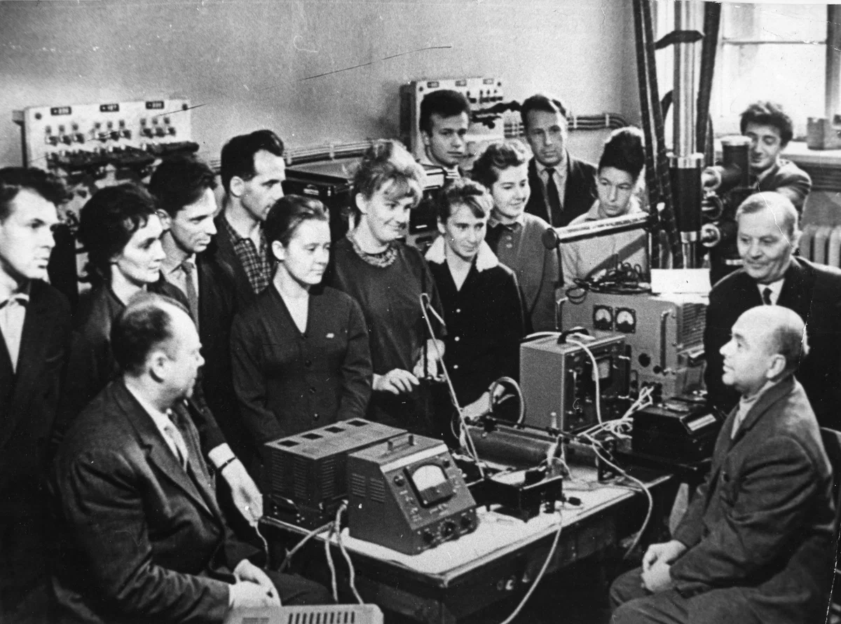 Владимир Васильевич Пасынков со студентами 