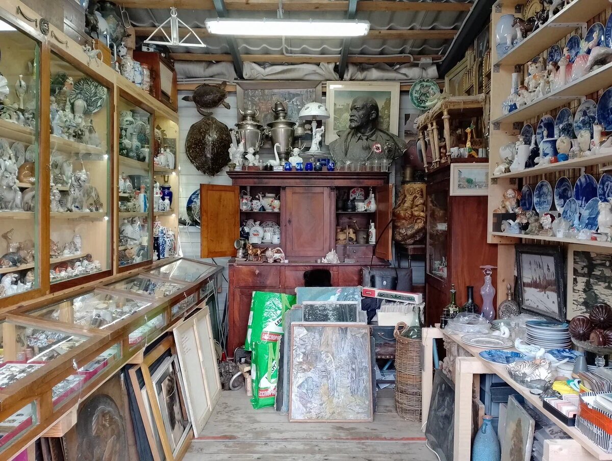 Фарфор, самовары, старинные лампы и бюсты вождей неизменно пользуются спросом.