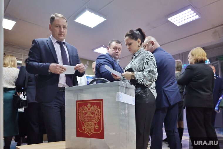    Новых членов президиума и политсовета реготделения ЕР утверждали путем тайного голосования