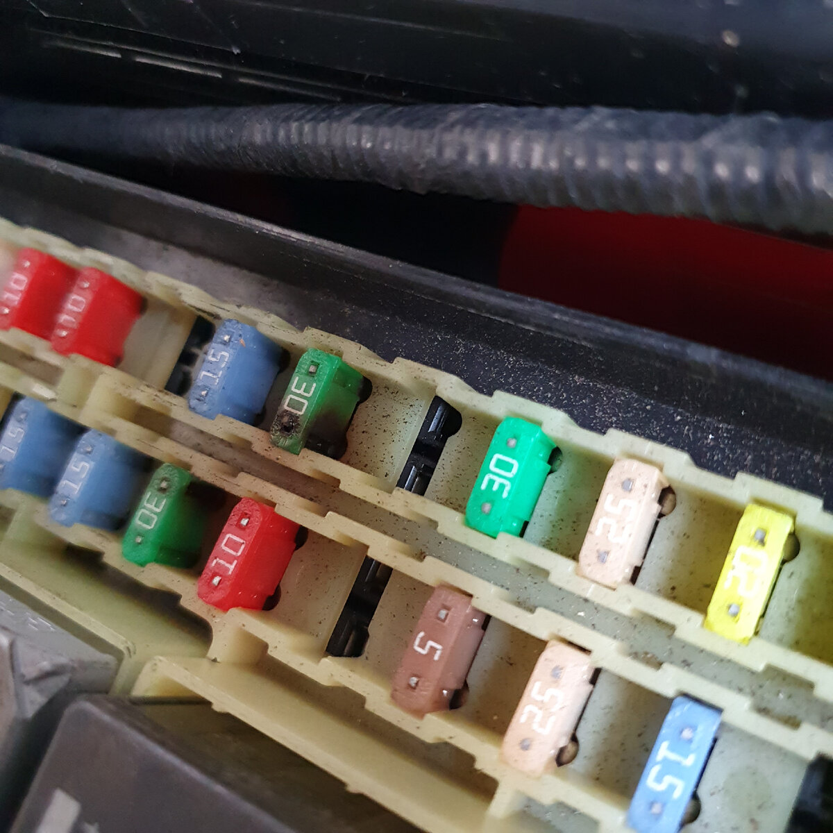 Бывает оплавление предохранителя из-за не надлежащего контакта, малого сечения – это 97% случаев, хорошего исхода, когда просто перестаёт работать обогрев стекла.