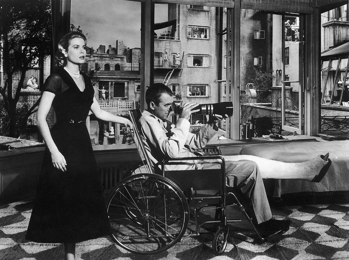 Кадр из фильма «Окно во двор» (1954)