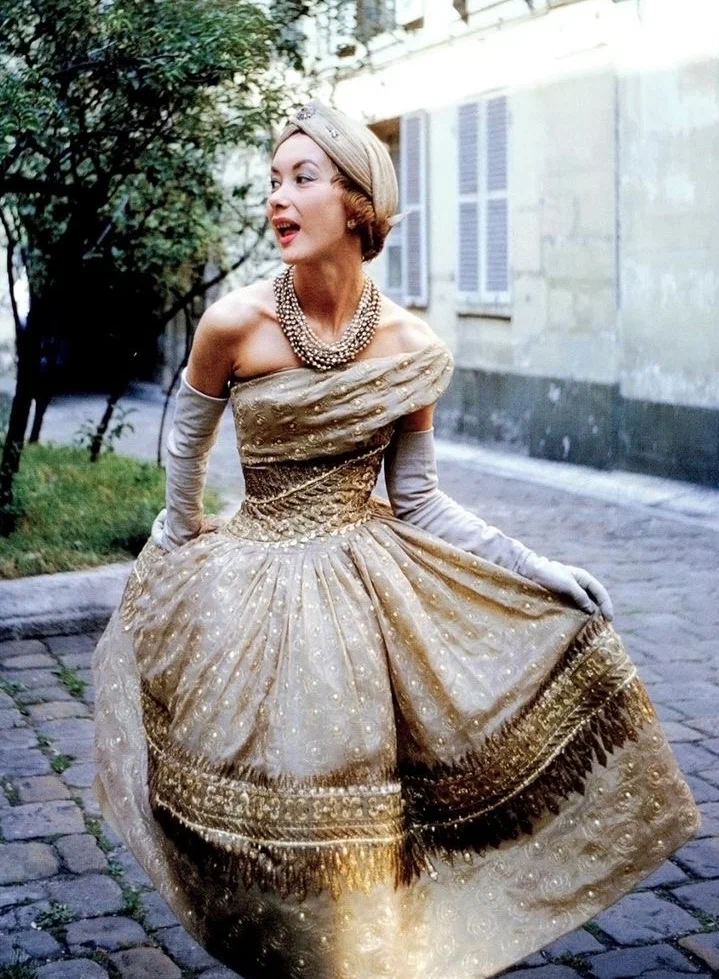 Платье Soiree de Lahore, созданное Кристианом Диором в 1955 году по индийским мотивам