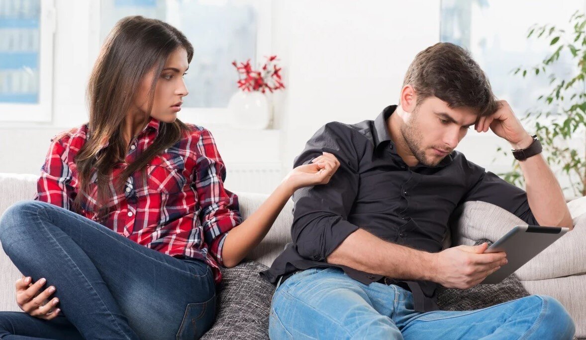 Партнер уделяет мало внимания. Фото взято из открытого источника