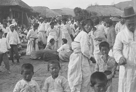 1920 год обычный рабочий день обычных людей в Чосоне. Все в белом.