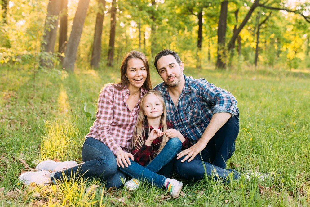 Our family spent. Семейная фотосессия. Красивые семейные фотосессии. Семейная фотосессия на природе. Семейная фотосессия на природе летом.