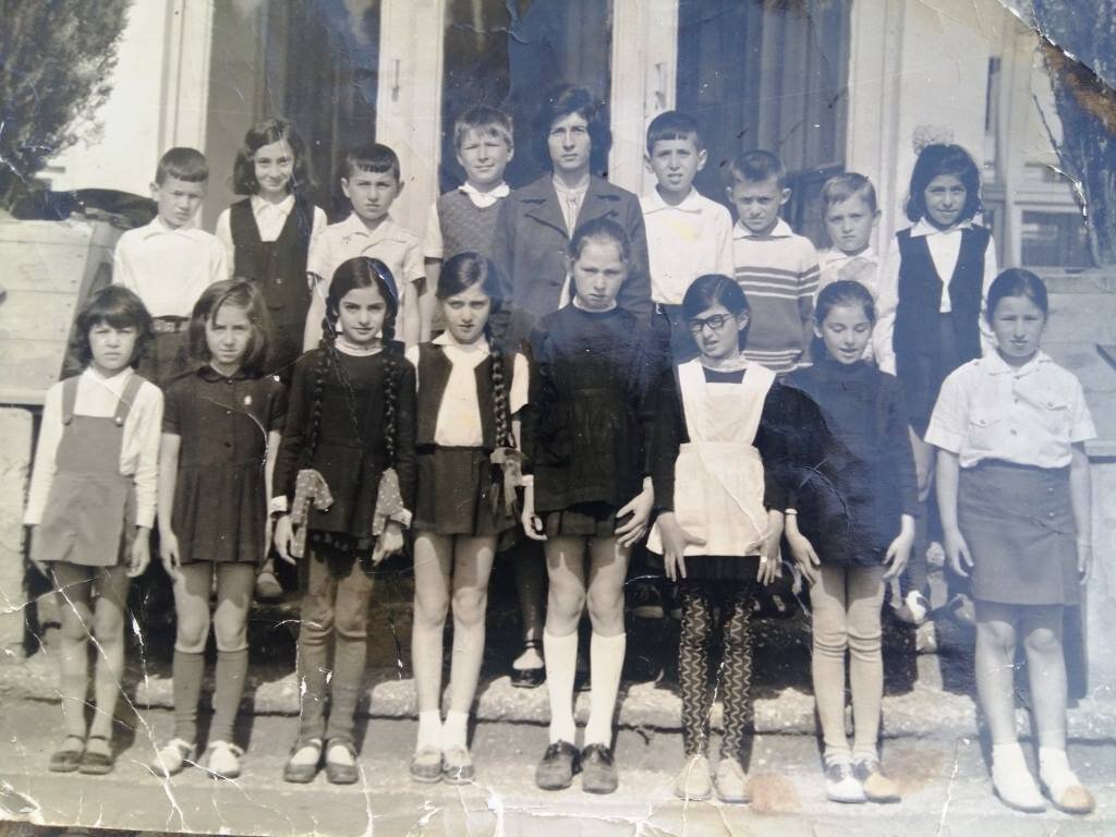 Начальный класс Гудаутской средней школы №1 имени Н. А. Лакоба. Класс Нины Манчовны Кочал-ипа. Верхний ряд (слева-направо): Беслан Шамба, Наира Малиа, Очана Ажиба, Алхас Аргун, Нина Манчовна Кочал-ипа, Давид Дасаниа, Зураб Тарба, Джамал Матуа, Габниа. Нижний ряд (слева-направо): Ирма Кутелиа, Инга Саканиа, Алла Халваш, Аида Агрба, Асида Даутиа, Саида Тарба, Эльза Пилиа и Фира Дзидзариа. Вечная, светлая память Зурабу Тарба, Джамалу Матуа и Фире Дзидзариа!!! Мы никогда их не забудем!!!