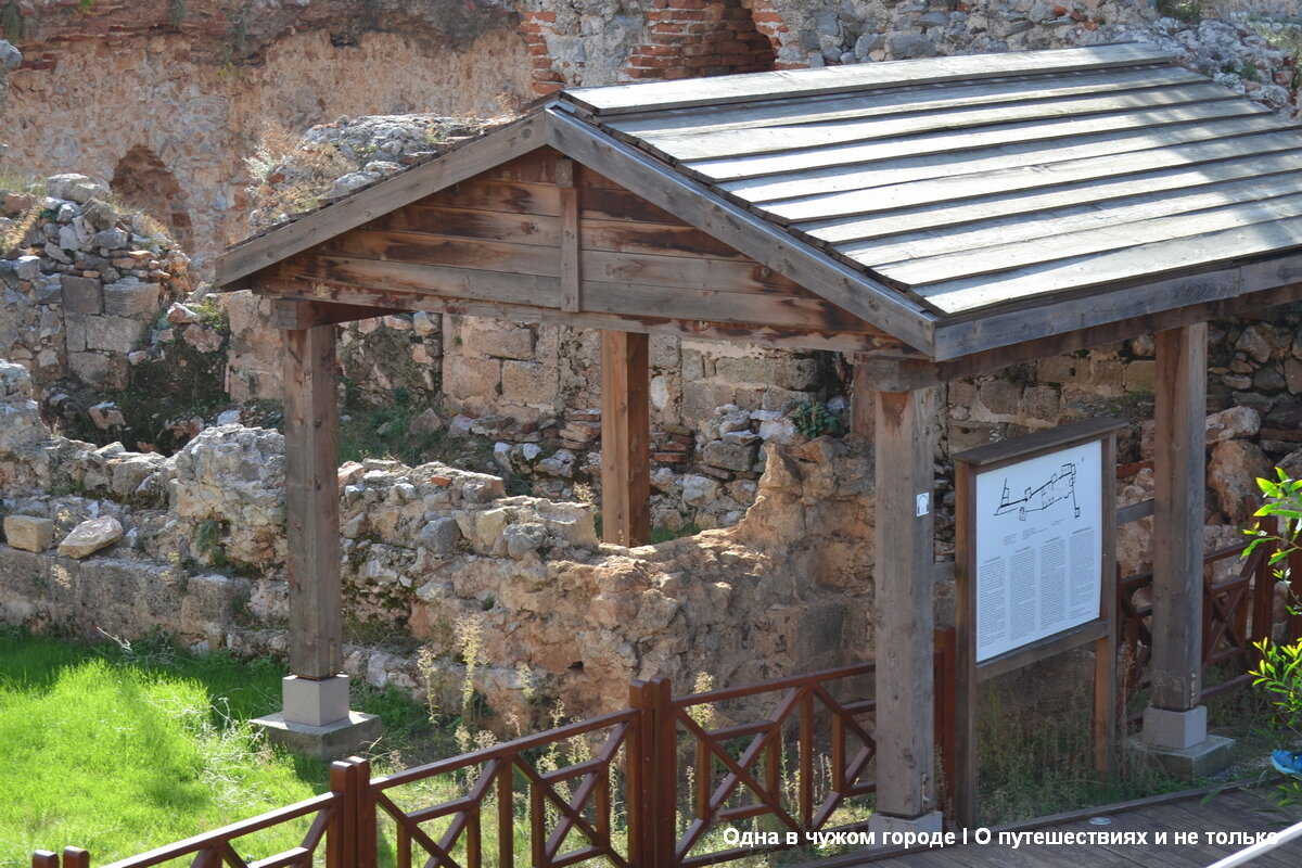 Я была в Ичкале в 2012 году, когда работы по исследованию и обустройству этого места были в самом начале и посмотреть там по сути кроме груд камней было еще нечего. Сейчас же оно представляет прекрасный парк-музей под открытым небом. 