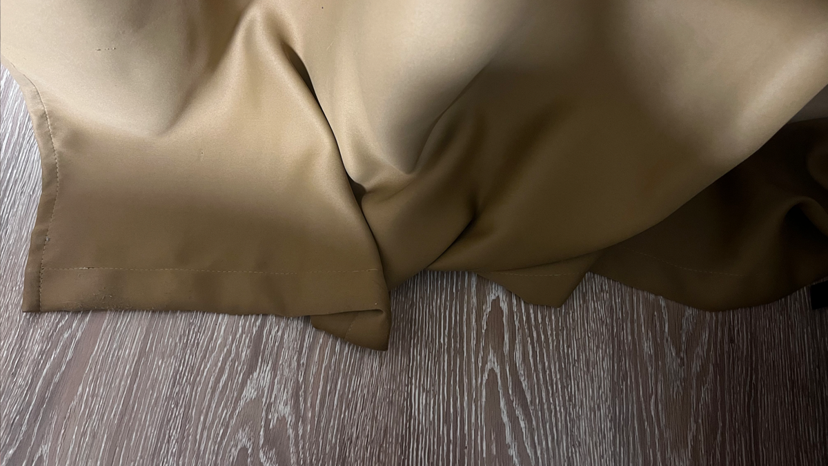 Так шторы сминались на полу