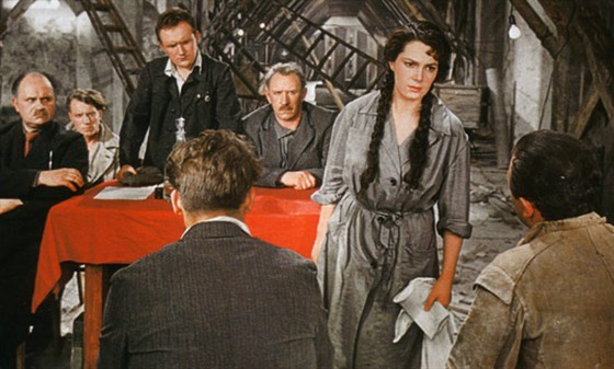 Кадр из фильма "Добровольцы", На комсомольском собрании Леля защищает мужа