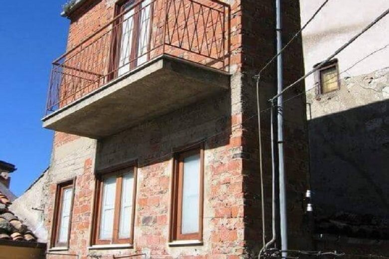 https://www.sicilianpost.it/en/du-currivu-house-was-built-out-of-spite-and-is-the-smallest-in-the-world/