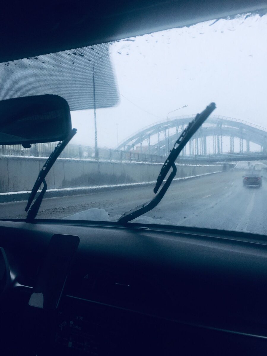 Такая слякоть на дороге вчера была. 