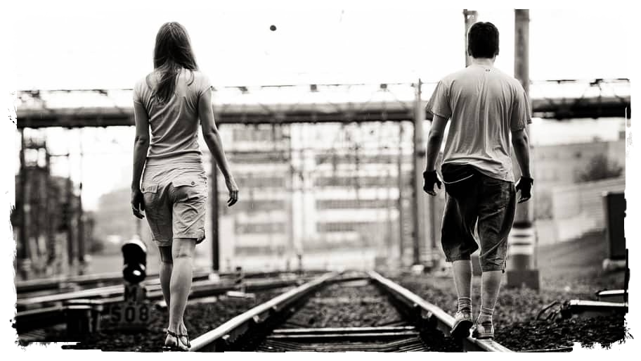 Уходите от мужчины который. Расставание. Разошлись в разные стороны. Люди идут в разные стороны