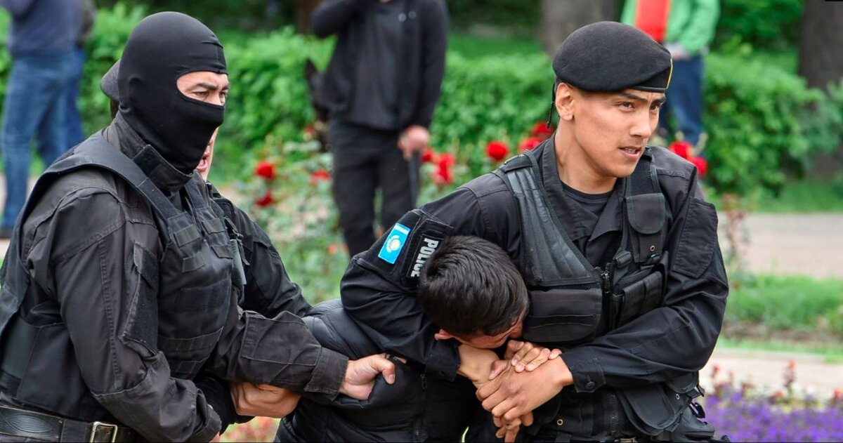 Задержание нарушителя общественного порядка. Фото press.kz