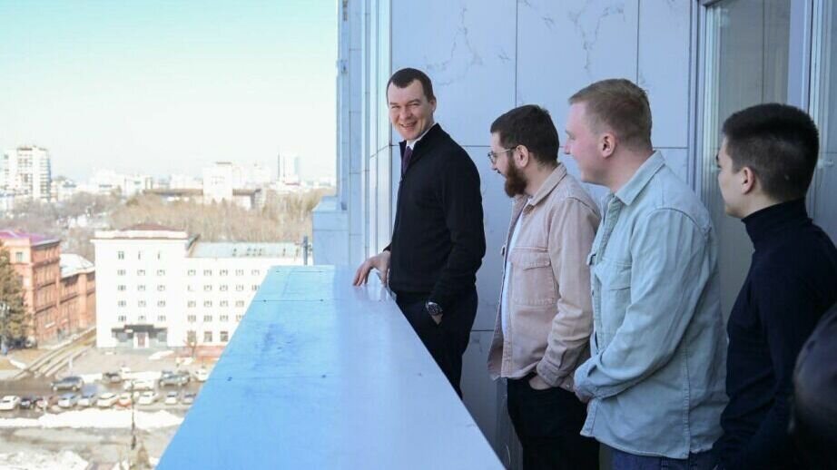     Губернатор Михаил Дегтярев встретился с участниками хабаровской команды КВН «Пал Палыч», которые вышли в ¼ финала Высшей лиги Клуба веселых и находчивых.