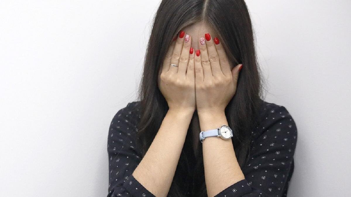    Девушка закрыла лицо руками:NUR.KZ/Петр Карандашов