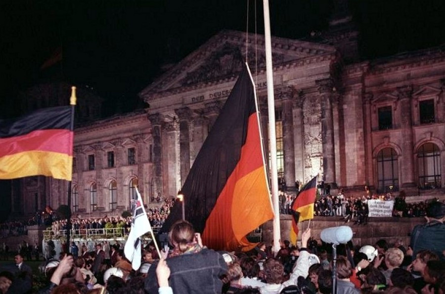 Объединение гдр и фрг. Объединение Германии 1990. 3 Октября 1990 объединение Германии. Воссоединение Германии 1990. Объединение Германии в 1990 году.