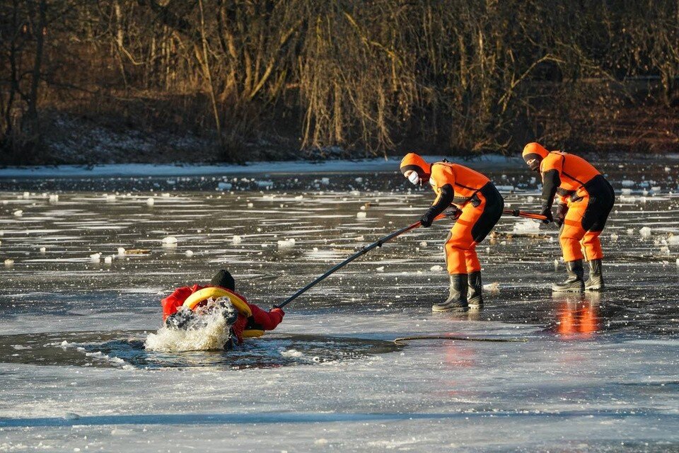     Столичные спасатели напомнили горожанам об опасности весеннего льда на водоемах. Фото: пресс-службе Департамента ГОЧСиПБ